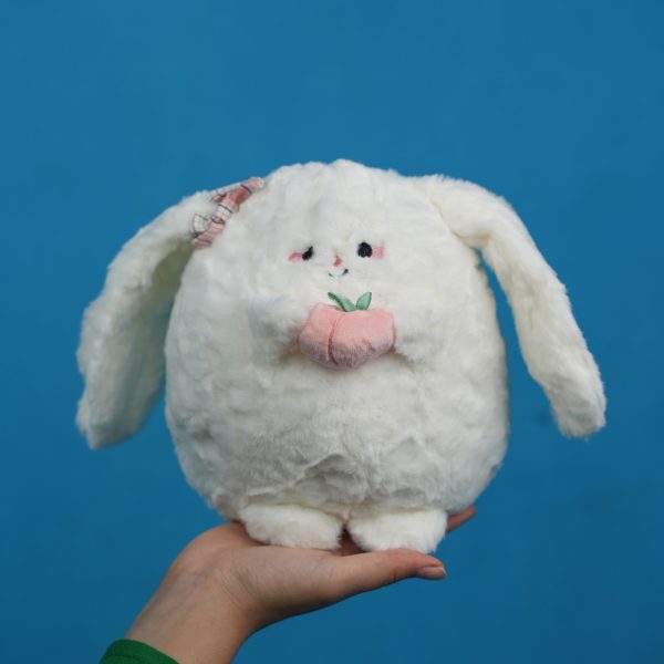 عروسک خرگوش هلو به دست Peach rabbit doll in hand.